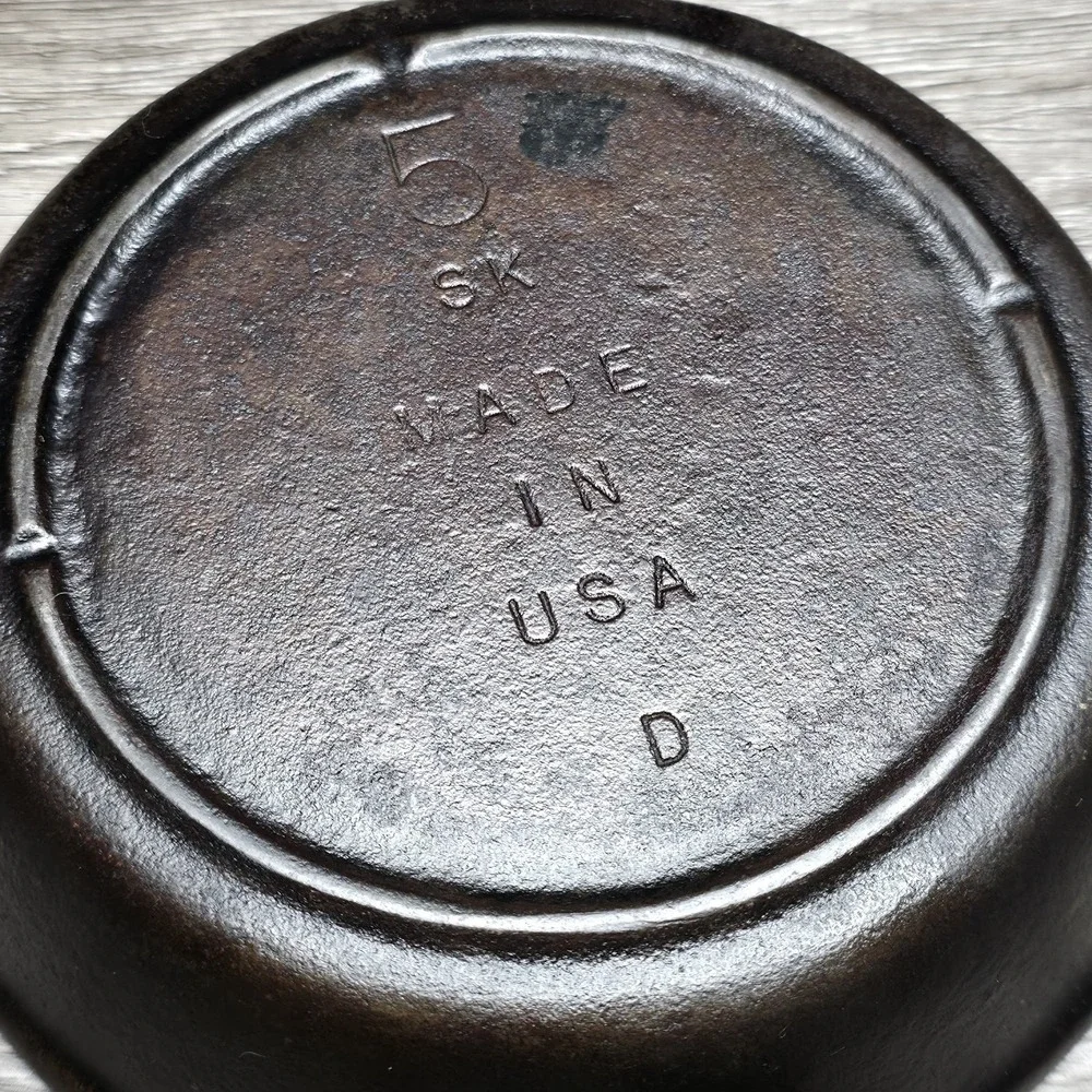 Vintage Lodge #5 SK Cast Iron Skillet - 3-notch Heat Ring - Double Spouts